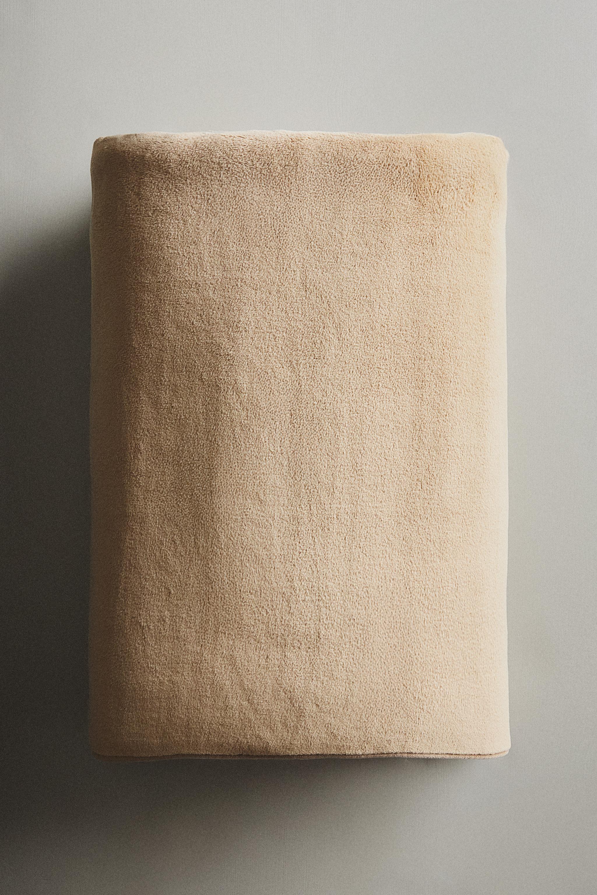 FLEECE BLANKET